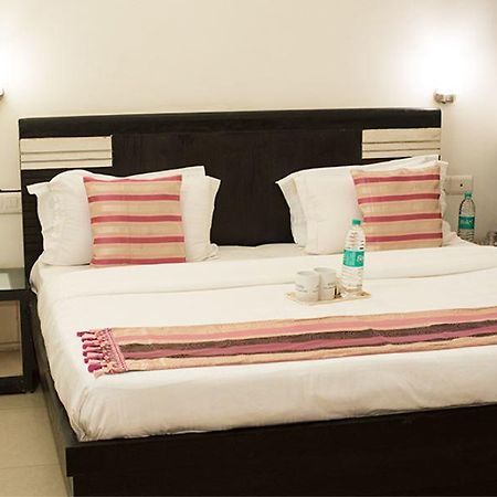 Aura Suites Гургаон Екстериор снимка