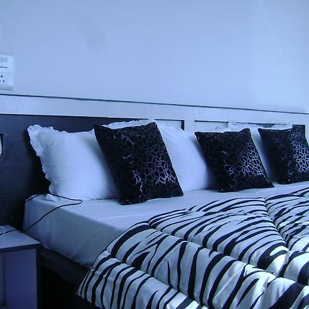 Aura Suites Гургаон Екстериор снимка